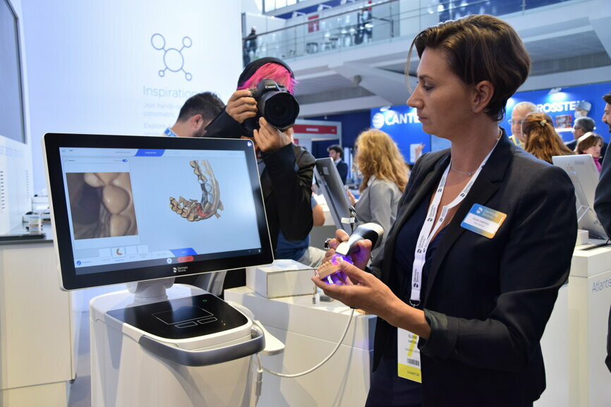 Élodie Cantuel, CAD/CAM sales specialist at Dentsply Sirona, demonstrating the company’s Primescan intra-oral scanner. (Photograph: Franziska Beier, DTI)