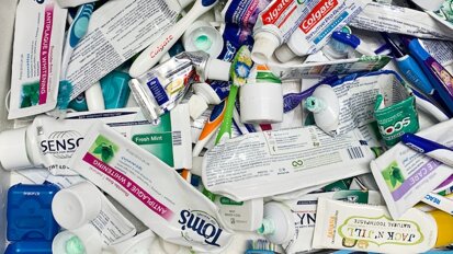 Tristo milijonov tub zobne paste konča na smetišču