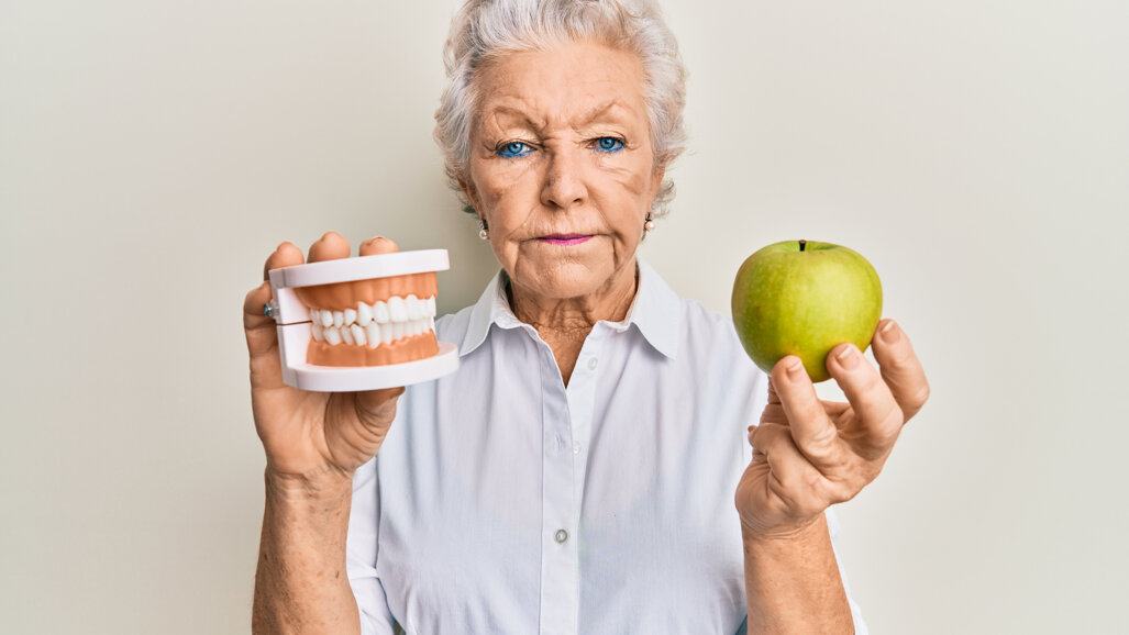 Selon une nouvelle étude, les porteurs de prothèses dentaires seraient plus exposés à des carences nutritionnelles