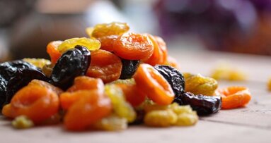 Revisão desafia recomendação de saúde bucal sobre evitar a ingestão de frutas secas