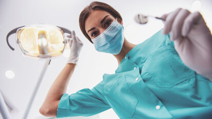 La profession de chirurgien-dentiste se féminise et se rajeunit