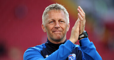 Duas paixões: o técnico de futebol da Islândia pode tratar lesões dentárias