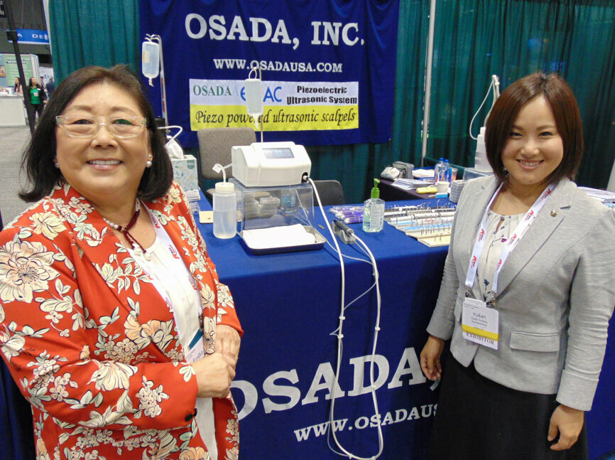 Emiko Ota, left, and Yukari Aritake of Osada. (Photo by Fred Michmershuizen/Dental Tribune USA)