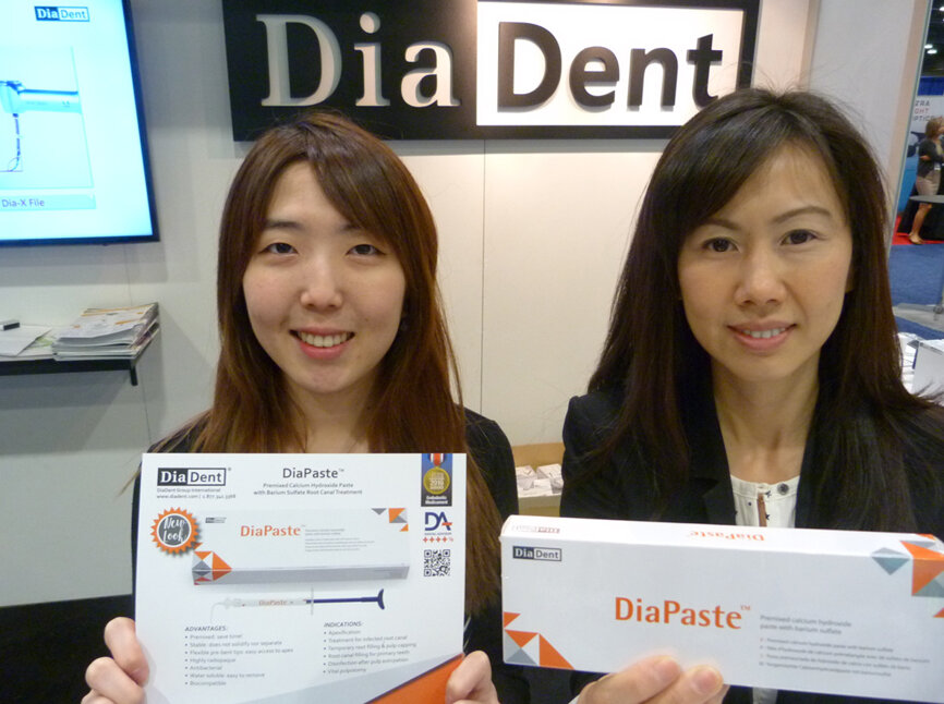 Use your coupon from the PDC welcome bag to get a free sample of DiaPaste from Sherry Kim, left, or Katie Liu in the DiaDent booth. (Photo: Robert Selleck/Dental Tribune)