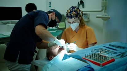 Inserimento di un impianto dentale sotto autoipnosi: «È stato facile spegnere il dolore»