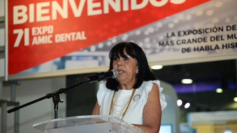 La Dra. Elba Rosa Leyva Huerta, la primera mujer elegida como Directora de Odontología de la UNAM, durante su discurso. 
