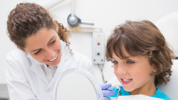 Versiegelung der Fissuren und Grübchen schützt Kinderzähne