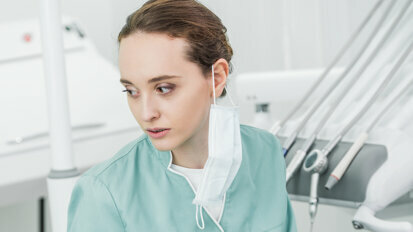 Pandemia COVID-19: Jovens dentistas preocupados, duvidosos sobre seu futuro na Odontologia