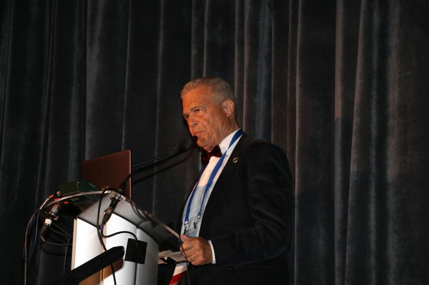 Dr Gerard Scortecci speaking at Euro Implanto. (Photograph: Philippe Alibert)