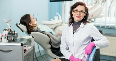 Dentista è donna. Numeri e prospettive della professione a Chia al Congresso Internazionale AIO