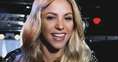 Shakira incoraggia i fan a condividere storie di sorriso