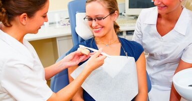 Weniger Verdienst von Zahnärztinnen
