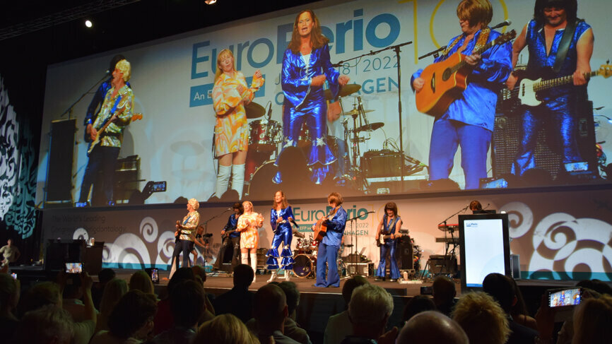 Members of the organising committee welcoming participants of EuroPerio10 in a rather unusual way—by cheerfully singing along to ABBA’s tunes.