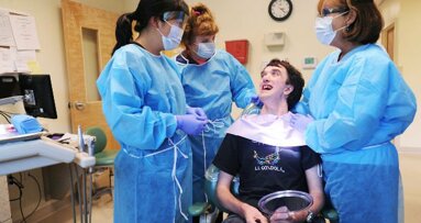 Pacientes com deficiência intelectual: Cuidadores precisam de melhor treinamento em saúde bucal