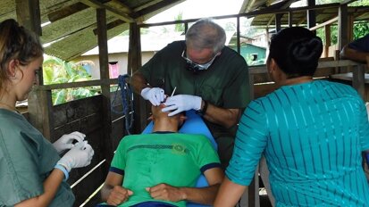 Floating Doctors presta atendimento odontológico no Panamá
