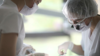 Globalno pomanjkanje kirurških mask je prizadelo zobozdravniške prakse po vsem svetu
