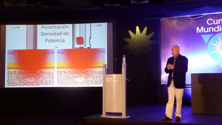 El Dr. Antoni España Tost, la mayor eminencia del mundo en láser en odontología, habló en la cumbre sobre láserterapia de bajo nivel o fotobiomodulación.
