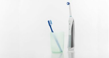 Escova de dentes elétrica supera escova manual em estudo de longo duração