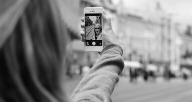 Selfietrend zorgt voor stijgende vraag naar gebitscorrecties