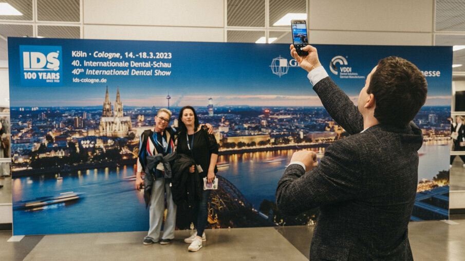 Les participants peuvent prendre des photos devant le panorama de Cologne. (Photo : Robert Strehler)