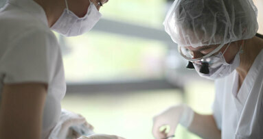 Escassez global de máscaras cirúrgicas atinge práticas odontológicas em todo o mundo