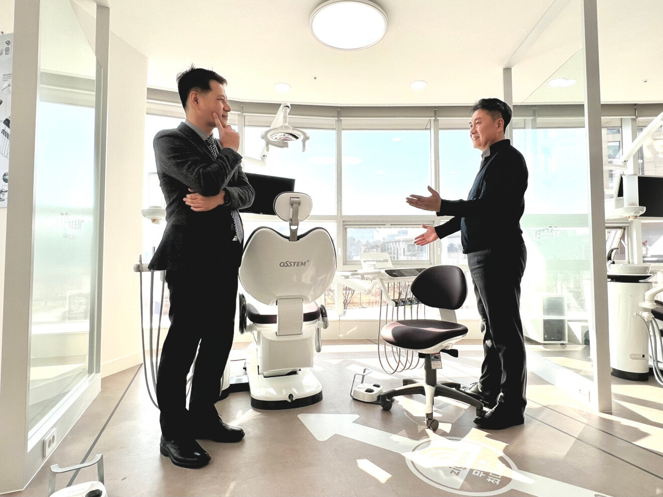 Min Gyeong-Jae (left), director of the dental chair unit research and development centre, and Kim Tae-Yeol, a senior researcher in the centre.
