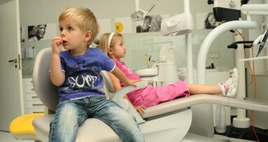 Polscy rodzice nie dbają o zęby swoich dzieci, bo sami boją się dentysty