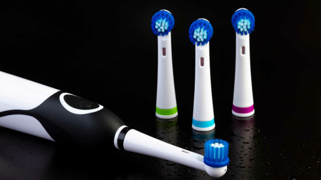Pesquisadores associam escova elétrica à retenção de dentes