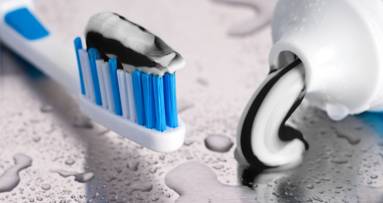 Verschafft schwarze Zahnpasta weißere Zähne?