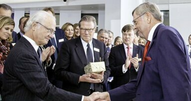 Rei da Suécia é apresentado ao novo padrão de tecnologia odontológica na Planmeca