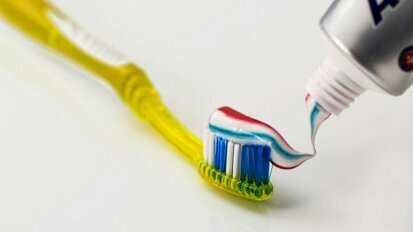 Tandpasta en voeding bevatten nog steeds onveilige kleurstof titaniumdioxide
