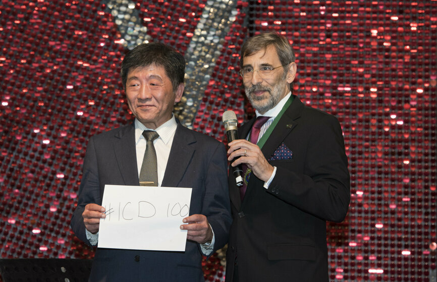 Taiwan Minister of Health and Welfare Chen Shih-Chung (left) receiving the #icd100 hashtag from Dr. Dov Sydney (right) as part of the kick-off to the centennial campaign. (Photograph: Taiwan ICD)