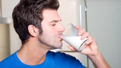 Пиенето на мляко след закуска спира спада на рН в устата