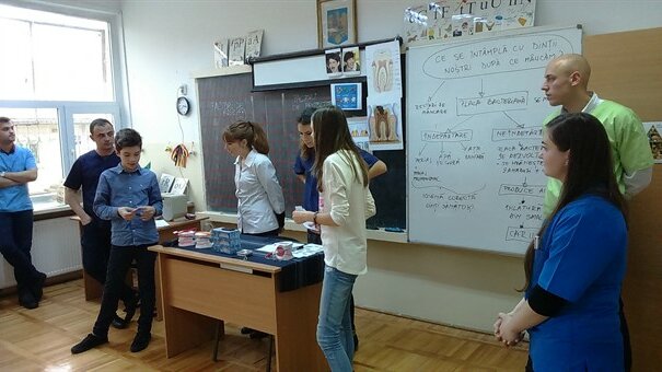 Ore de sănătate orală în două școli din București