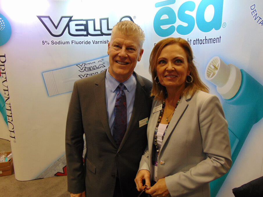 Bill Berry, left, and Janie Wright, RDH, of Preventech. (Photo: Fred Michmershuizen/Dental Tribune America)