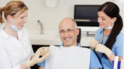 Patienten geben Top-Noten für Behandlungsqualität von Zahnärzten