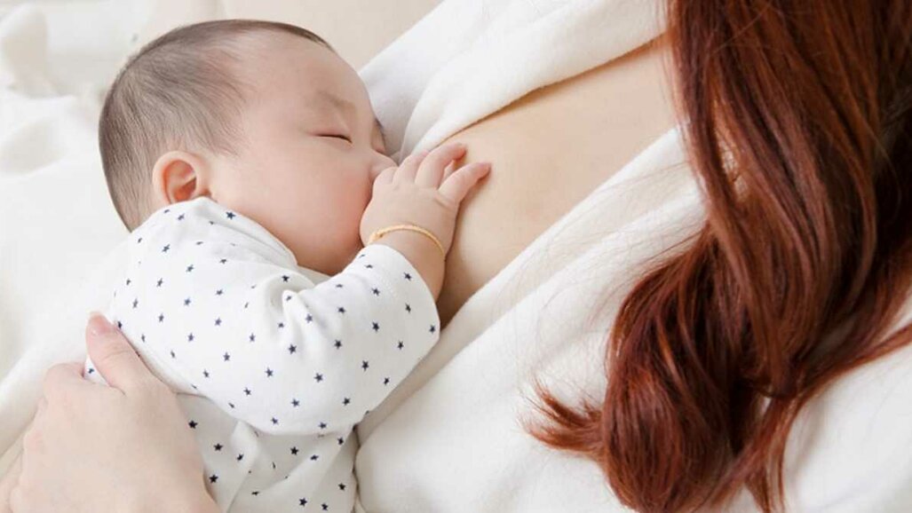 Kombinacija materinega mleka in otroške sline ustvarja zdrav ustni mikrobiom