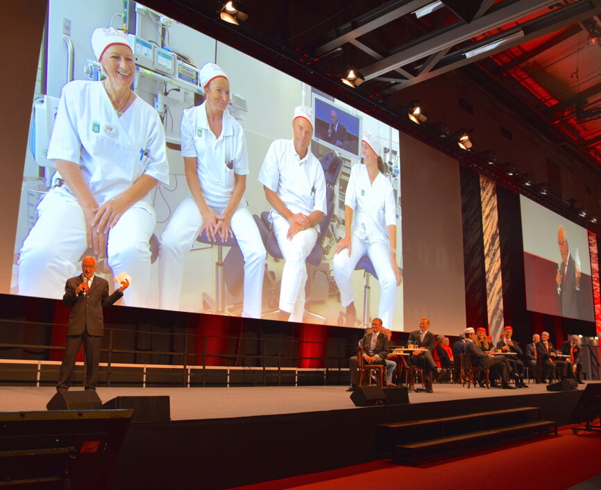 The live treatment sessions at this year’s congress offer practical insights into implant placement. (Photograph: Monique Mehler, DTI)