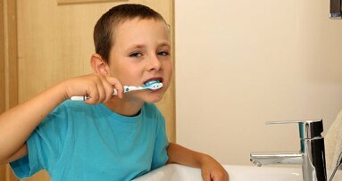 10 паунда на ден: Британските родители плащат на децата си за миенето на зъби