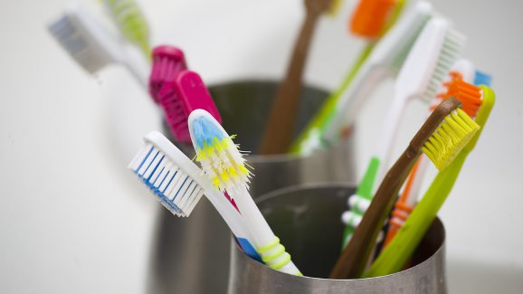 Recomiendan desinfectar los cepillos de dientes con regularidad