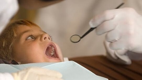 Wizyty adaptacyjne przygotowują dzieci do leczenia stomatologicznego