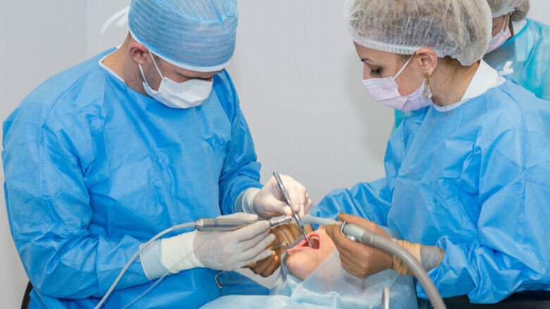 Desplazamiento de un implante dental en la fosa pterigoidea