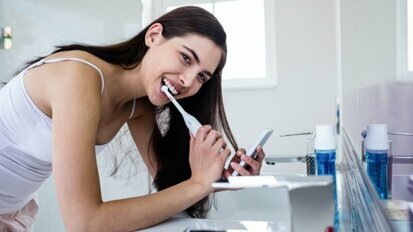 Gravar selfies escovando os dentes pode melhorar a saúde bucal