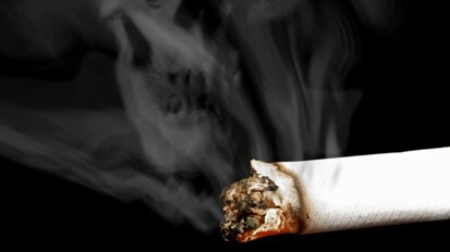 Patru din cinci adolescente care testeaza tigara devin fumatoare