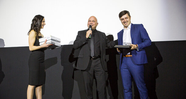 The award for ceramic restorations went to Dr Alexander Kiryakov (right) and was presented by Gernot Schuller (middle).