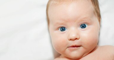 Moeders met slechte mondhygiëne geven Candida albicans vaker door aan hun baby