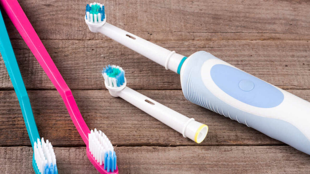 Novas evidências confirmam os benefícios a longo prazo do uso de escova de dentes elétrica