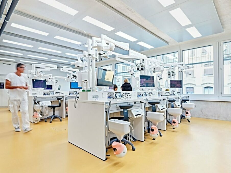 Simulation units allow students to learn about all dental disciplines in a realistic working environment.