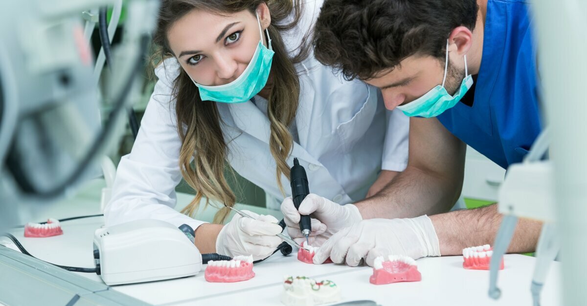 Dental scholars chance sharps accidents