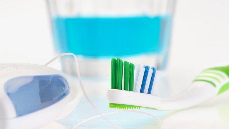 וויסקי, מיקרוגל או מייבש שיער: איזו שיטה היא היעילה ביותר להורדת כמות החיידקים במברשת השיניים